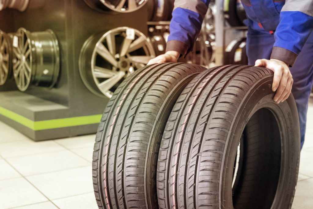 Muestra de 2 neumáticos, uno de ocasión y otro nuevo