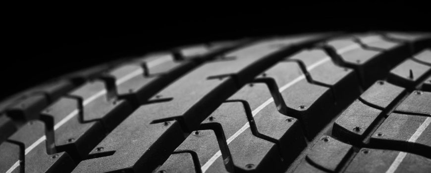 Fotografía del dibujo de neumático seminuevo, apenas desgastado