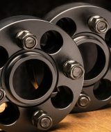 separadores para coche sobre mesa listos para ser montados