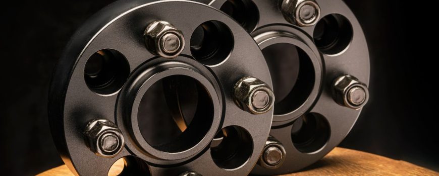 separadores para coche sobre mesa listos para ser montados