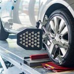 Proceso de alinear ruedas en el taller con aparatos especiales para hacerlo