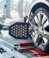 Proceso de alinear ruedas en el taller con aparatos especiales para hacerlo