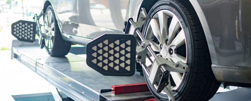 Proceso de alinear ruedas en el taller con aparatos especiales para hacerlo