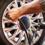 Mecánico midiendo la presión de los neumáticos para un correcto mantenimiento de las ruedas