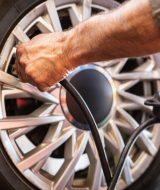 Mecánico midiendo la presión de los neumáticos para un correcto mantenimiento de las ruedas