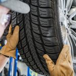 Mecánico inspeccionando neumáticos cristalizados para proceder a su cambio