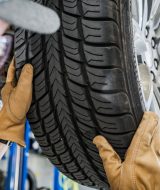 Mecánico inspeccionando neumáticos cristalizados para proceder a su cambio