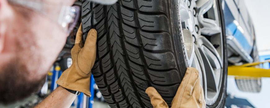 Mecánico inspeccionando neumáticos cristalizados para proceder a su cambio